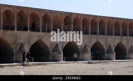 Die SI-o-se pol Bridge in Isfahan, Iran, wurde 1602 erbaut. Es hat 33 Bögen. Es ist das Symbol von Isfahan. Stockfoto