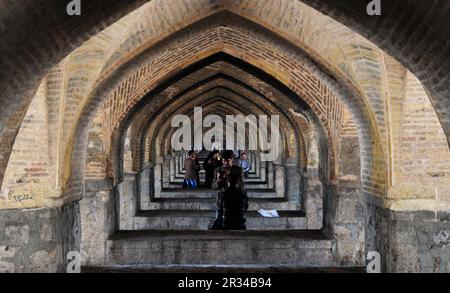 Die SI-o-se pol Bridge in Isfahan, Iran, wurde 1602 erbaut. Es hat 33 Bögen. Es ist das Symbol von Isfahan. Stockfoto