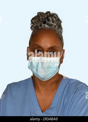 Eine Krankenschwester, gekleidet in ihren Krankenhauspflegern. Stockfoto