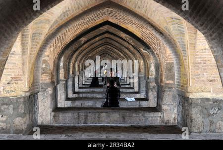 Die SI-o-se pol Bridge in Isfahan, Iran, wurde 1602 erbaut. Es hat 33 Bögen. Es ist das Symbol von Isfahan. Stockfoto