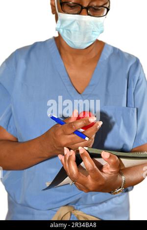 Eine Krankenschwester, gekleidet in ihren Krankenhauspflegern. Stockfoto
