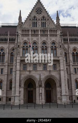 Budapest, Ungarn - 29. April 2023 - majestätische Fassade des ungarischen Parlamentsgebäudes, im neogotischen Stil erbaut Stockfoto