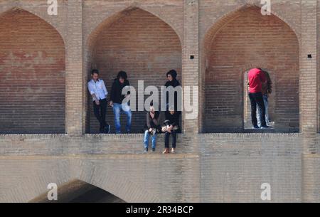 Die SI-o-se pol Bridge in Isfahan, Iran, wurde 1602 erbaut. Es hat 33 Bögen. Es ist das Symbol von Isfahan. Stockfoto