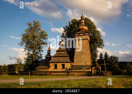 iglesia ortodoxa de Santa Paraskewa, Kwiaton. Siglo XVII Patrimonio de la humanidadconstruida integramente con madera, , voivodato de la Pequeña Polonia, Cárpatos, Polonia, europa. Stockfoto