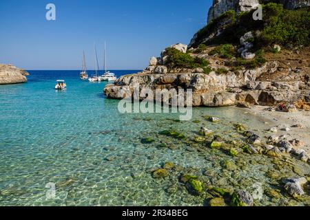 Yates fondeados, Cala Marmols, Ses Salines, Mallorca, Balearen, Spanien, Europa. Stockfoto