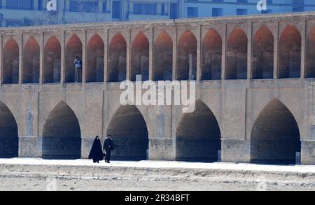 Die SI-o-se pol Bridge in Isfahan, Iran, wurde 1602 erbaut. Es hat 33 Bögen. Es ist das Symbol von Isfahan. Stockfoto