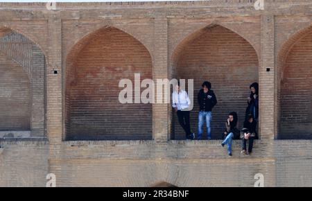 Die SI-o-se pol Bridge in Isfahan, Iran, wurde 1602 erbaut. Es hat 33 Bögen. Es ist das Symbol von Isfahan. Stockfoto