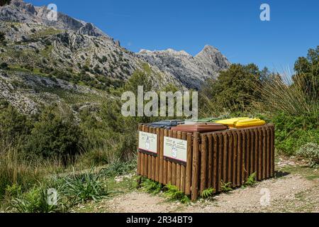 contenedores para separacion de basuras, Área Recreativa de Sa Font des Noguer, Escorca, Mallorca, Balearen, Spanien. Stockfoto