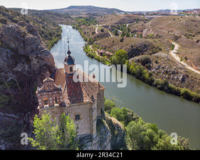 rio Duero y ermita de San Saturio, Soria, Comunidad Autónoma de Castilla, Spanien, Europa. Stockfoto