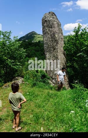 Gran Menhir de Counozouls herum, Valle de Aude, Roussillon, pirineos Orientales, Francia, Europa. Stockfoto