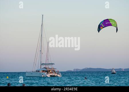 katamaran und Kitesurfen am Strand von Sa Rapita, Campos, Balearen, Spanien. Stockfoto