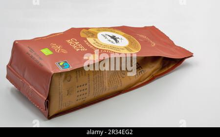 Kiew, Ukraine - 21. November 2021: Studio-Shooting von Alce Nero Arabica Lateinamerika gemahlener Kaffee – Nahaufnahme auf Weiß. Stockfoto