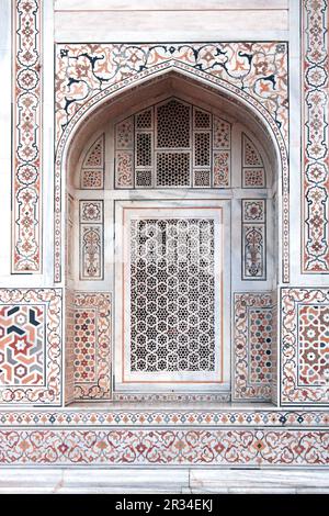 Bogen des berühmten Mausoleums Itimad-ud-Daula, dekoriert mit Mosaiken aus Bernstein, Karnelien, Jasper, Lapis lazuli, Onyx, topas und Marmor. Uralte Dekoration Stockfoto