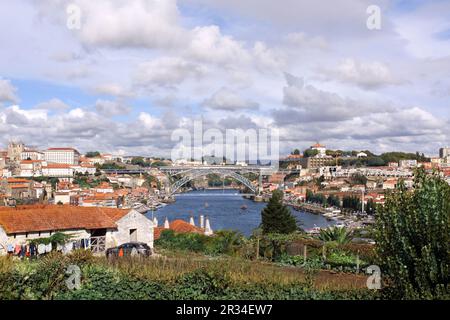 Blick aus der Vogelperspektive auf das alte Porto und die Brücke Maria Pia in Porto, Portugal. Blick von oben auf das historische Zentrum mit farbenfrohen mittelalterlichen Häusern der Stadt Porto, Ribeira Stockfoto