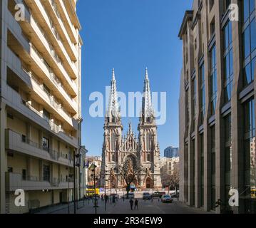 Kiew, Ukraine - 15. März 2023: Blick über das Toronto Towers Business Center und St. Michael Cathedral im Hintergrund in der Innenstadt. Stockfoto