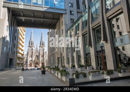 Kiew, Ukraine - 15. März 2023: Blick über das Toronto Towers Business Center und St. Michael Cathedral im Hintergrund in der Innenstadt. Stockfoto