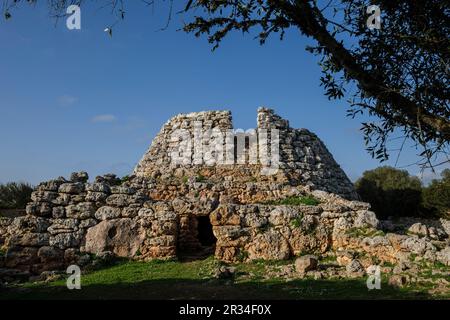 Cornia Nou, kegelförmiger Talayot und angeschlossenes Gebäude, Maó, Menorca, Balearen, Spanien. Stockfoto