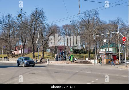 Kiew, Ukraine - 18. März 2023: Leute gehen zu Fuß zum Taras Shevchenko Park in der Innenstadt. Am 10. Oktober 2022 wurde der Park durch eine Rakete A beschädigt Stockfoto