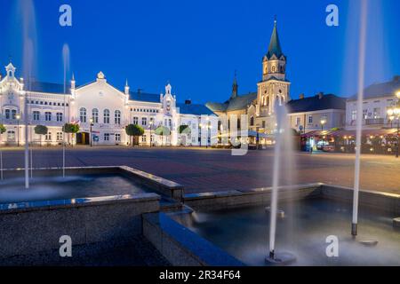 Iglesia Beutefischen y Antiguo Rathaus, Plaza del Mercado, Sanok, Voivodato de Subcarpacia, Polonia, Osteuropa. Stockfoto