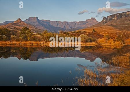 Malerische Reflexionen in einem Drakensberger See 15554 Stockfoto