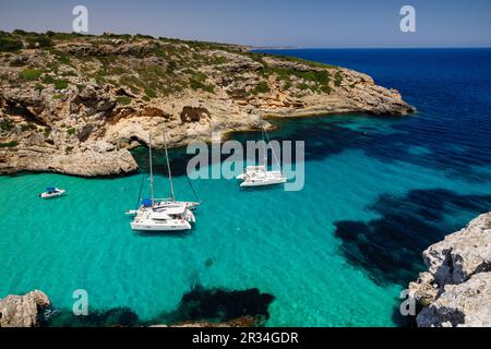 Yates fondeados, Cala Marmols, Ses Salines, Mallorca, Balearen, Spanien, Europa. Stockfoto