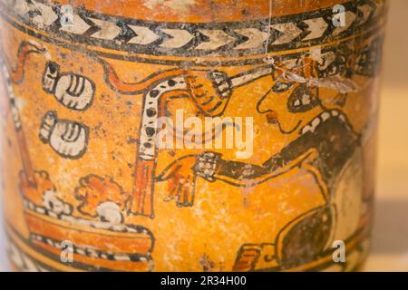 Vaso Chama, ceramica policroma, postclásico tardio, museo de la plaza Central, Chichicastenango, municipio del departamento de El Quiché, Guatemala, Mittelamerika. Stockfoto