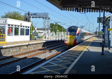 Der Zug fährt durch den Bahnhof Newark Northgate. Stockfoto