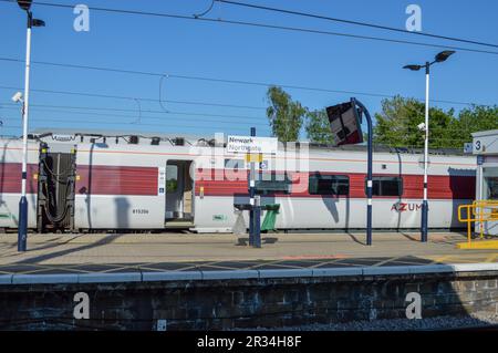 Der Zug fährt durch den Bahnhof Newark Northgate. Stockfoto