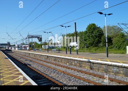 Der Zug fährt durch den Bahnhof Newark Northgate. Stockfoto