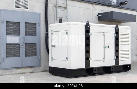 Mobiler, betriebsbereiter industrieller Dieselgenerator für die Notstromversorgung. Generator mit Verbrennungsmotor. Für die Notstromversorgung Stockfoto