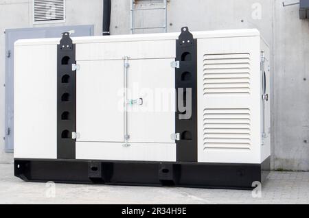 Mobiler, betriebsbereiter industrieller Dieselgenerator für die Notstromversorgung. Generator mit Verbrennungsmotor. Für die Notstromversorgung Stockfoto