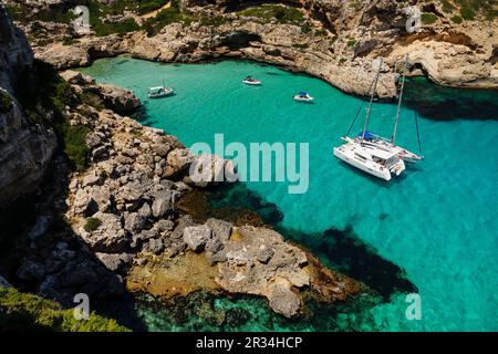 Yates fondeados, Cala Marmols, Ses Salines, Mallorca, Balearen, Spanien, Europa. Stockfoto