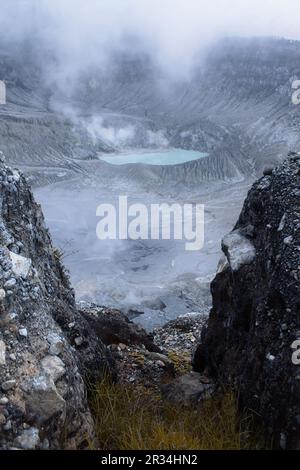 Blick auf den wunderschönen Krater über dem Gipfel des Mount Tangkuban Perahu, Bandung, West Java, Indonesien Stockfoto