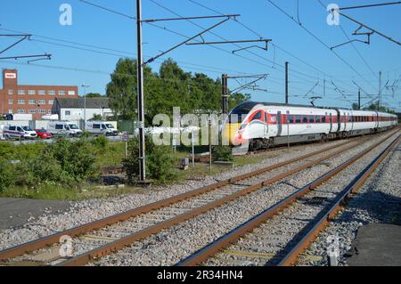 Der Zug fährt durch den Bahnhof Newark Northgate. Stockfoto