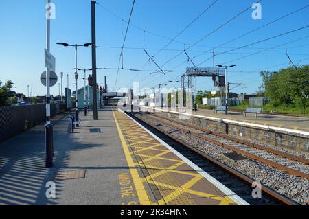 Der Zug fährt durch den Bahnhof Newark Northgate. Stockfoto