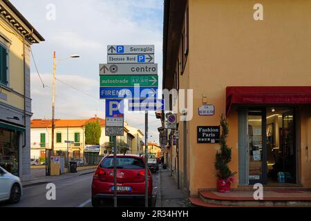 PRATO, ITALIEN -12. April 2023 - Blick auf Prato, eine Stadt in der Toskana, Italien, bekannt für ihre Textilindustrie und ihre große chinesische Gemeinschaft und Chinatown Stockfoto