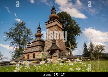 iglesia ortodoxa de Santa Paraskewa, Kwiaton. Siglo XVII Patrimonio de la humanidadconstruida integramente con madera, , voivodato de la Pequeña Polonia, Cárpatos, Polonia, europa. Stockfoto