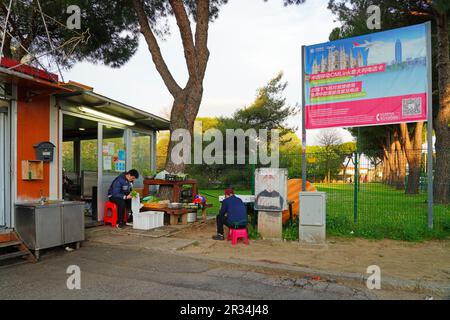 PRATO, ITALIEN -12. April 2023 - Blick auf Prato, eine Stadt in der Toskana, Italien, bekannt für ihre Textilindustrie und ihre große chinesische Gemeinschaft und Chinatown Stockfoto