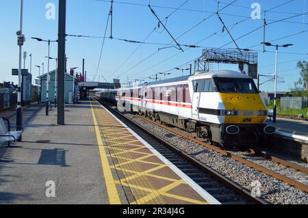 Der Zug fährt durch den Bahnhof Newark Northgate. Stockfoto