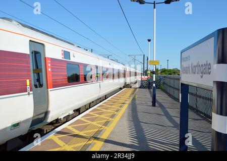 Der Zug fährt durch den Bahnhof Newark Northgate. Stockfoto