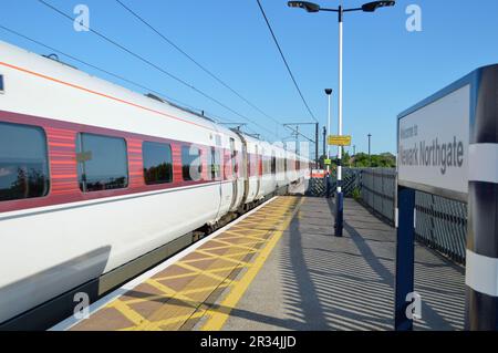 Der Zug fährt durch den Bahnhof Newark Northgate. Stockfoto