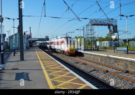 Der Zug fährt durch den Bahnhof Newark Northgate. Stockfoto