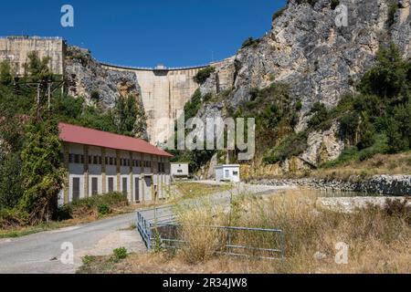 Presa de Alloz, - Rio Salado, Lerate, Municipio de Guesálaz, Navarra, Spanien, Europa. Stockfoto