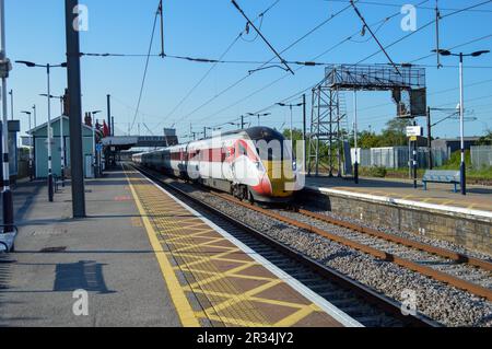 Der Zug fährt durch den Bahnhof Newark Northgate. Stockfoto