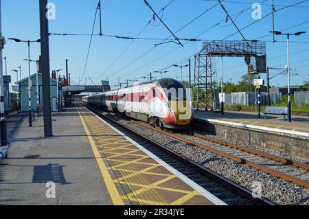 Der Zug fährt durch den Bahnhof Newark Northgate. Stockfoto