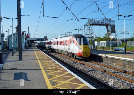 Der Zug fährt durch den Bahnhof Newark Northgate. Stockfoto