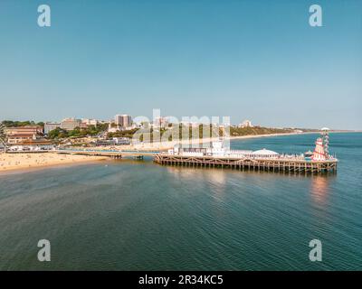 Bournemouth, Großbritannien. 22. Mai 2023. Golden Hour Sonne am Bournemouth Pier mit einem belebten Strand. Kredit: Thomas Faull/Alamy Live News Stockfoto