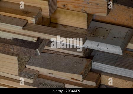Das Innere eines alten Holzschuppens im Retro-Stil in einem typisch tschechischen Berghaus Stockfoto