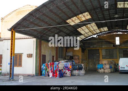 PRATO, ITALIEN -12. April 2023 - Blick auf Prato, eine Stadt in der Toskana, Italien, bekannt für ihre Textilindustrie und ihre große chinesische Gemeinschaft und Chinatown Stockfoto