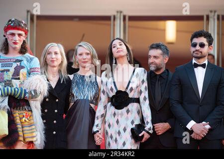 Cannes, Frankreich. 22. Mai 2023. Amir El-Masry, Florence Baker, Jessica Hausner, Elsa Zylberstein, Luke Barker, Mia Wasikowska, Lukas Turtur, Philippe Bober, Mathieu Demy, die am 22. Mai 2023 im Rahmen des Filmfestivals 76. in Cannes, Frankreich, am Club Zero Premiere teilnehmen. Foto: Aurore Marechal/ABACAPRESS.COM Kredit: Abaca Press/Alamy Live News Stockfoto